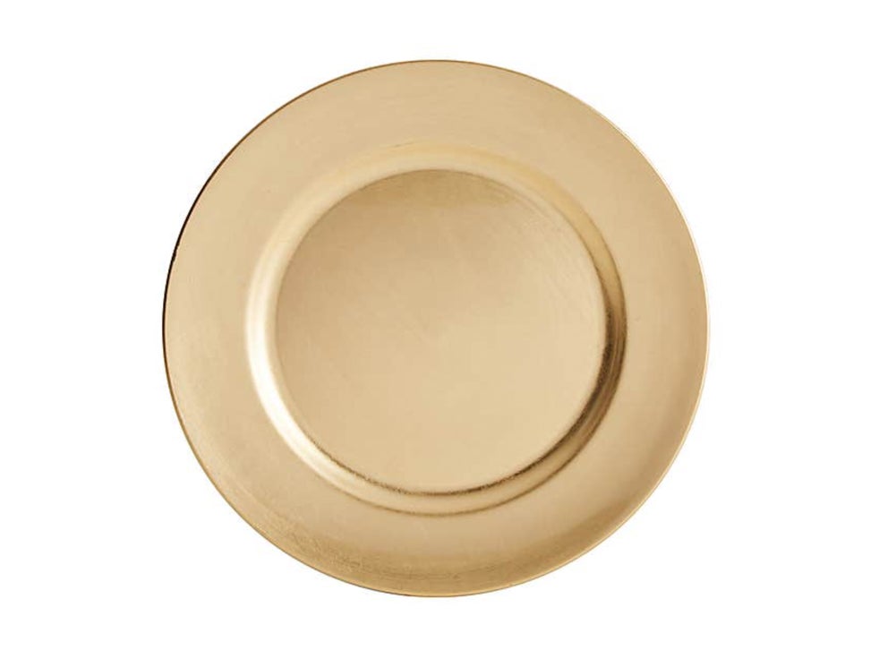 A gold charger plate adds a luxurious feel to the evening