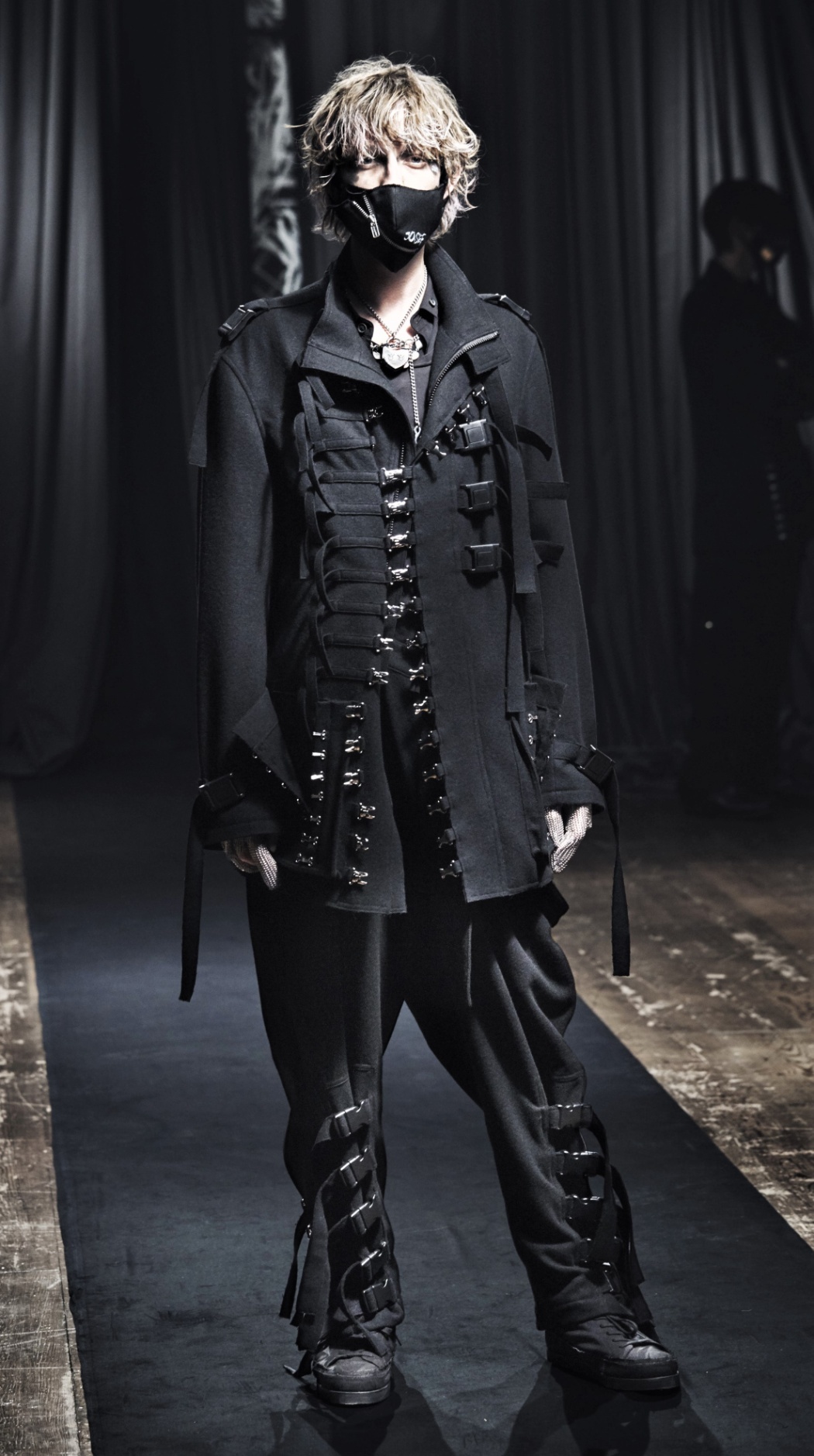 00008-Yohji-Yamamoto-Mens-Fall-21-credit-TAKAY Black coat with clips cropped.jpg