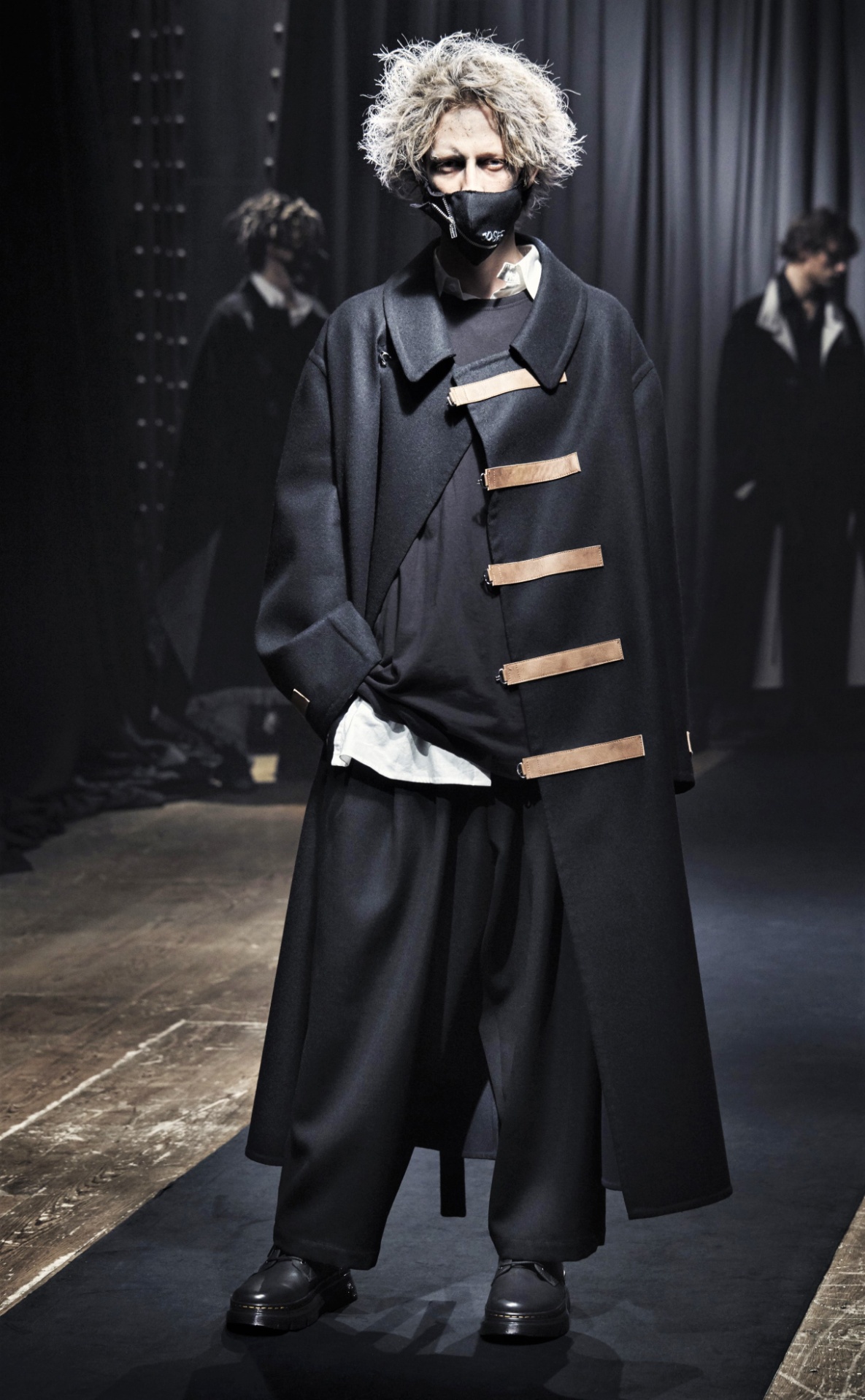 00020-Yohji-Yamamoto-Mens-Fall-21-credit-TAKAY Paris Black coat w beige cropped.jpg