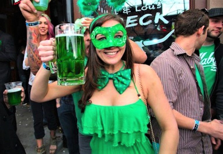 blog.headout.com st patrick parade girl green beer.jpg