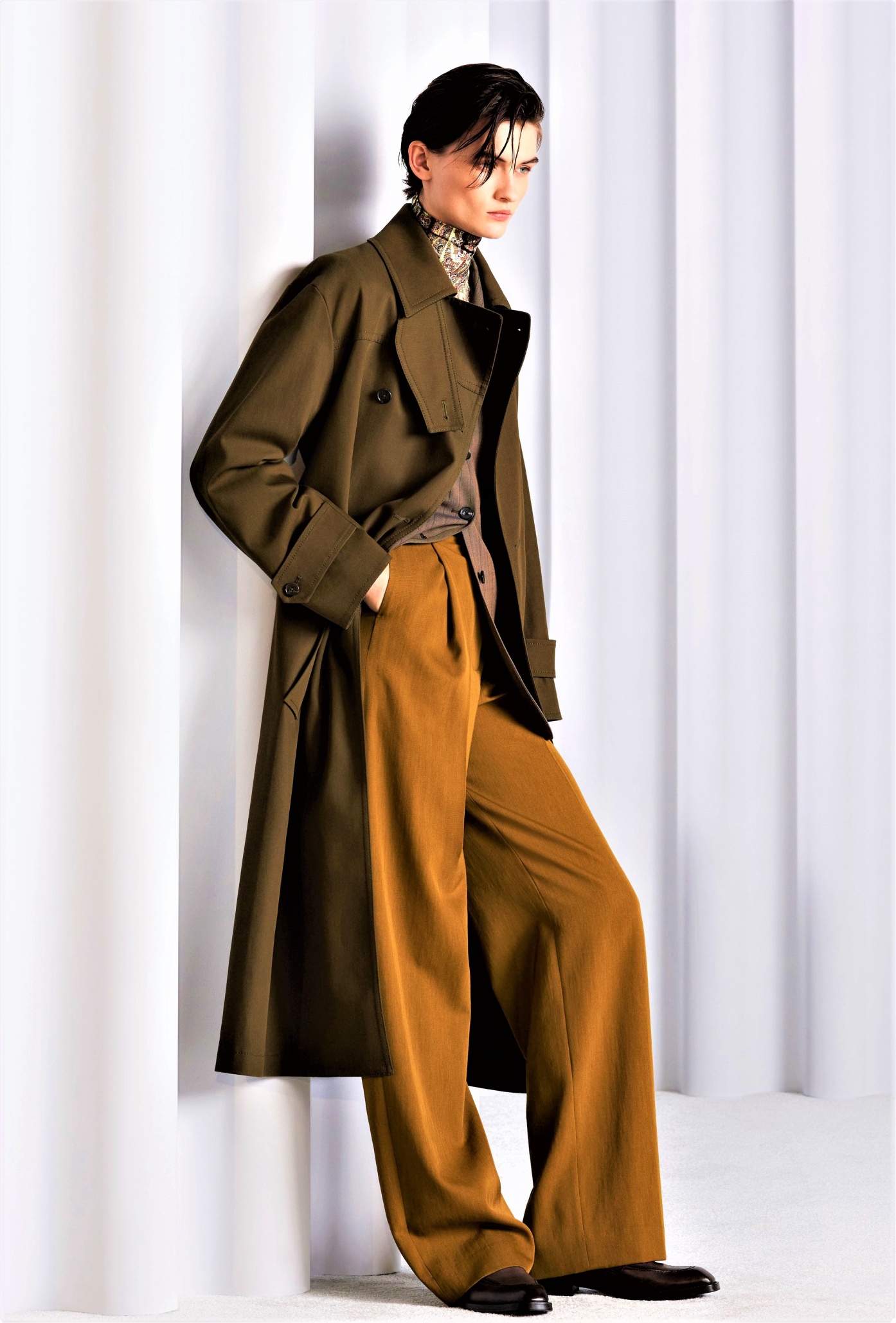 Paris 1 Paul Smith Gold pants khaki coat Fed (2) cropped.jfif