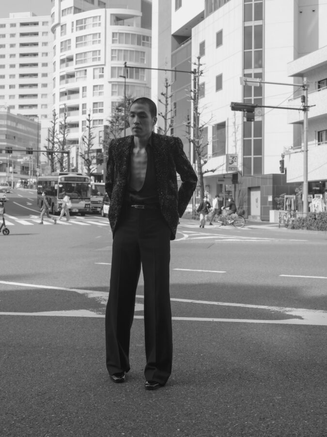 Osoba stojąca na ulicy Opis generowany automatycznie ze średnim poziomem pewności