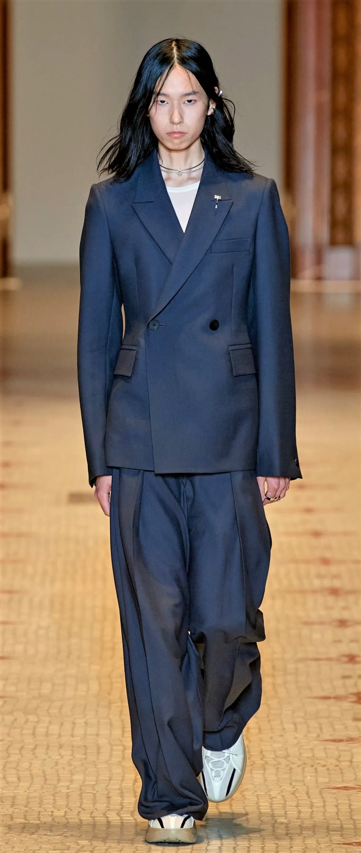 Paris 6-22, wooyoungmi-spring-2023-menswear-credit-gorunway navy suit (2) cropped.jpg