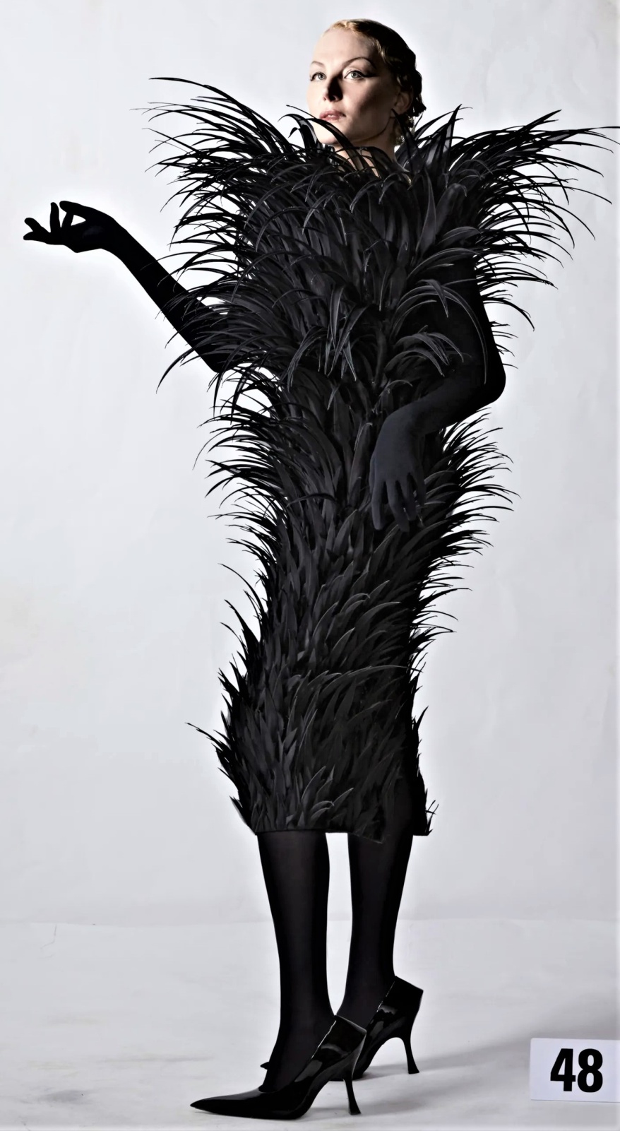 HC balenciaga-fall-2022-couture-credit-brand feathers (2) cropped.jpg