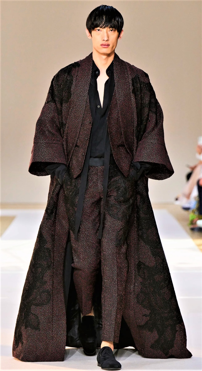 HC -elie-saab-fall-2022-couture-credit-gorunway mens long kimono (2) cropped.jpg