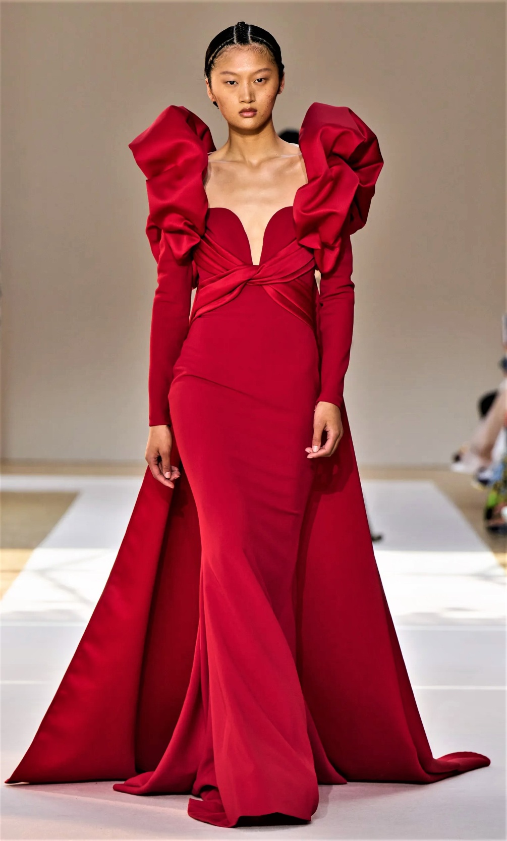 HC elie-saab-fall-2022-couture-credit-gorunway red (2) cropped.jpg