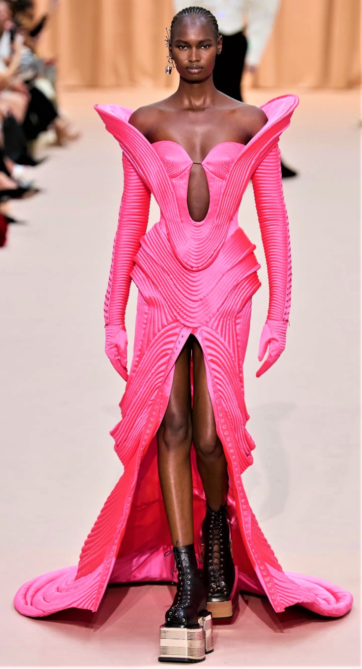 HC -jean-paul-gaultier-fall-2022-couture-credit-gorunway pink (2) cropped.jpg