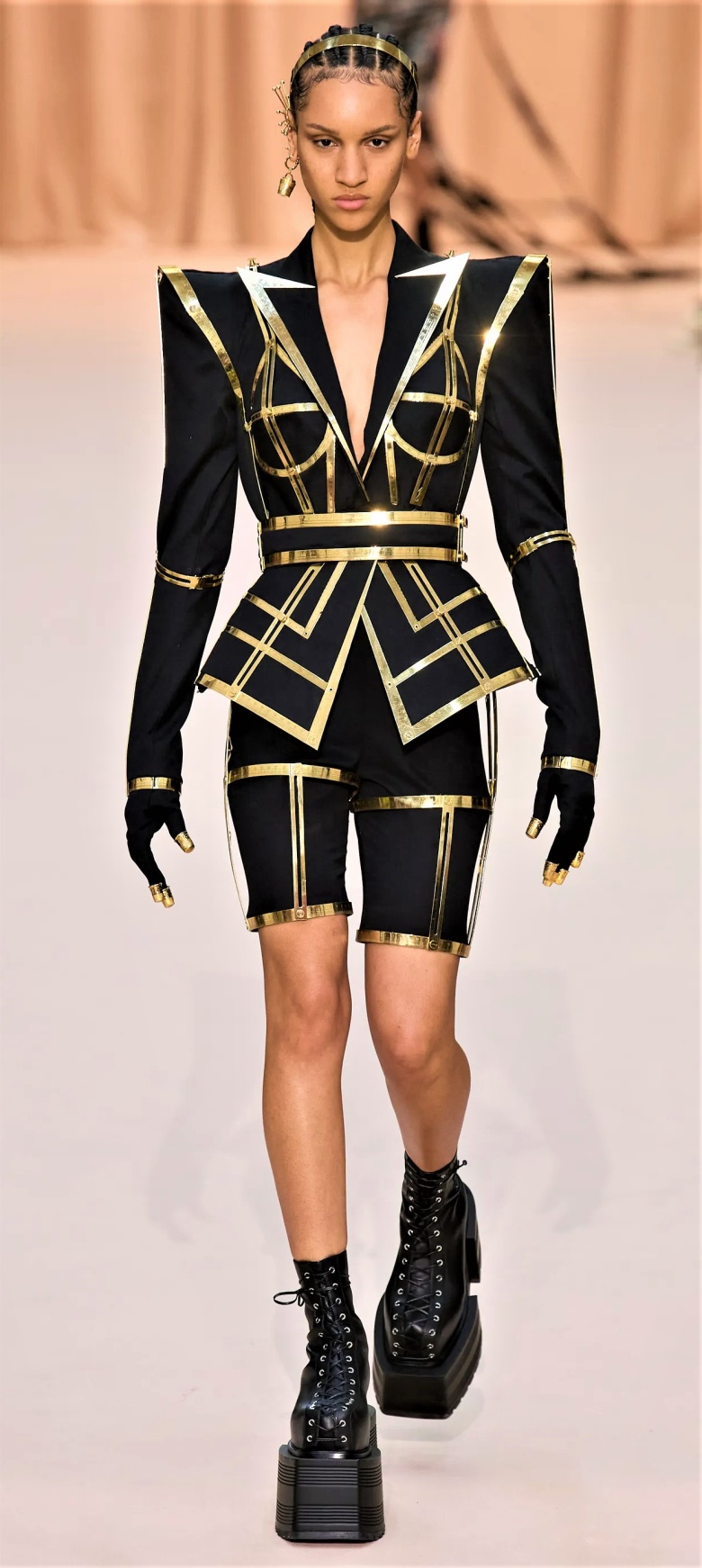 HC -jean-paul-gaultier-fall-2022-couture-credit-gorunway blk gold (2).jpg