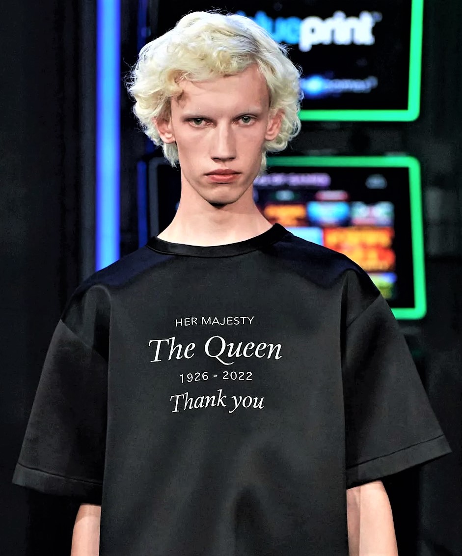London 9-22 -jw-anderson-Thank you Queen T-shirt  (3) cropped use for end .jpg