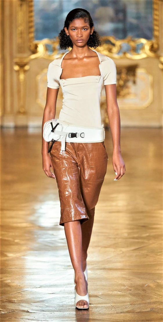 Milan 9-22 -trussardi-staupe leather shorts  (2).jpg
