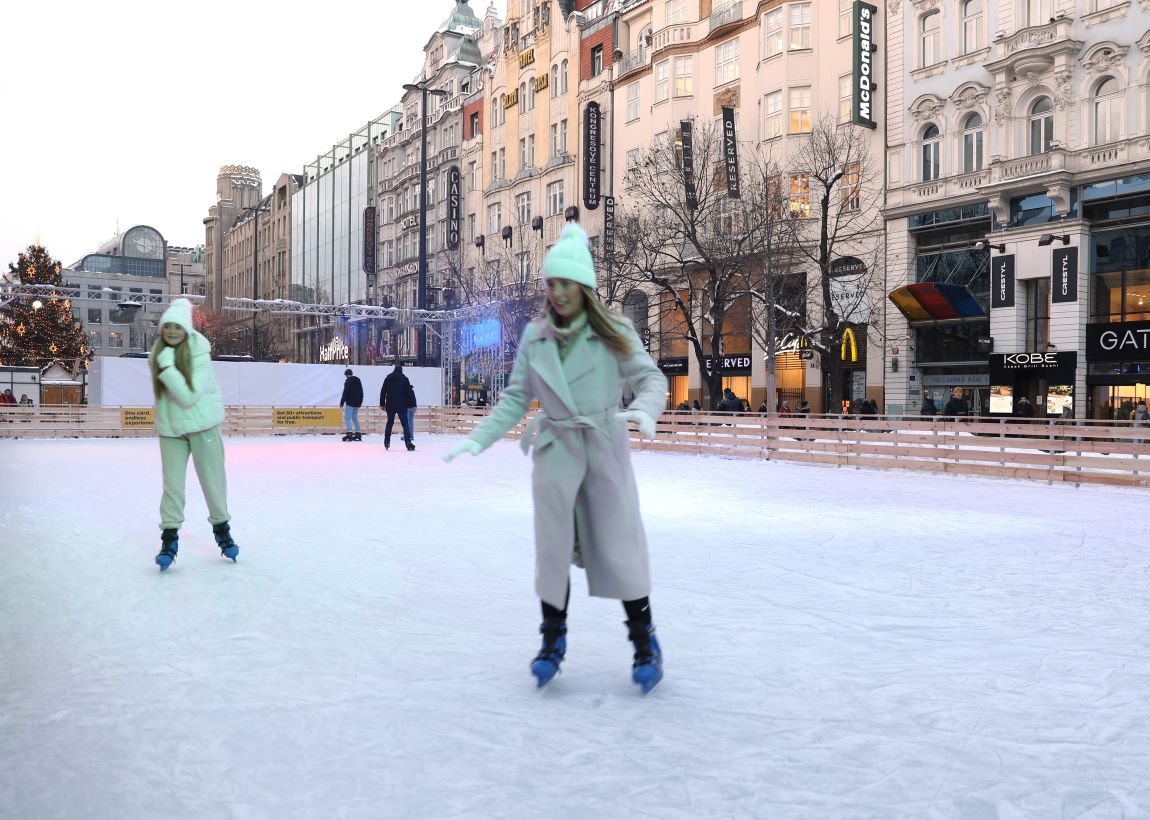 Christmas ce-rink-wenceslas-square skating.jpg