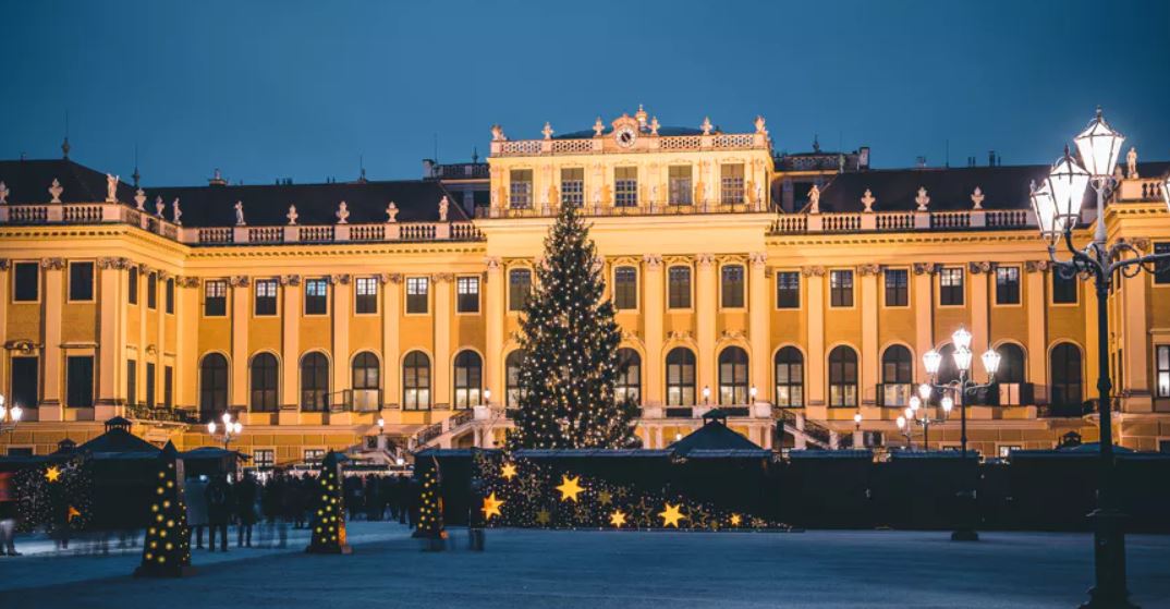 Xmas Vienna Shloss palace.JPG