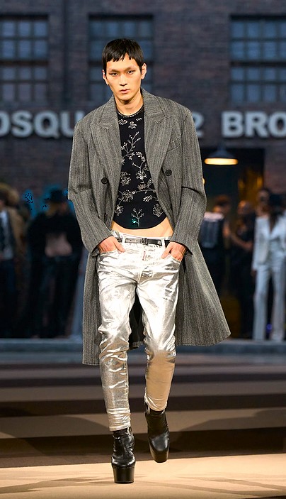 ML 25 DQ mens metallic silver pants Screenshot 2025-03-01 at 18-27-36 Dsquared2 Fall 2025 Ready-to-Wear Fashion Show Vogue.jpg