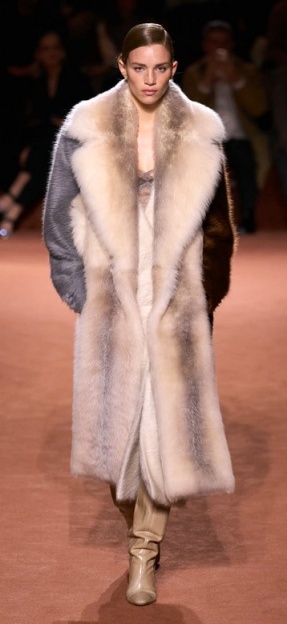 ML 25 FD whute fur Screenshot 2025-02-27 at 16-22-26 Fendi Fall 2025 Ready-to-Wear Fashion Show Vogue.jpg