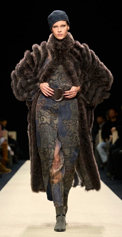 ML 25 GA fur w blue dress Screenshot 2025-03-04 at 16-04-58 Giorgio Armani Fall 2025 Ready-to-Wear Fashion Show Vogue.jpg