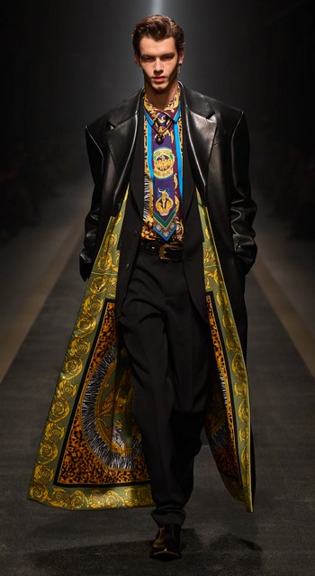 ML 25 VS mens long coat Screenshot 2025-03-07 at 08-25-19 Versace Fall 2025 Ready-to-Wear Fashion Show Vogue.jpg