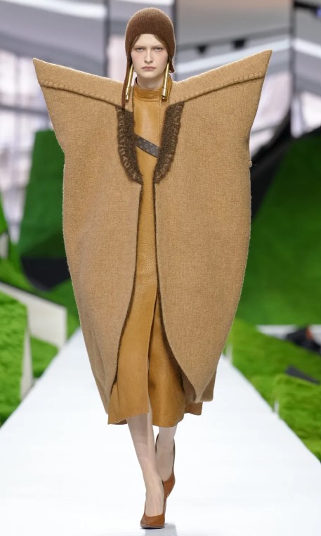 PFw26 LV giant shldrs.jpg