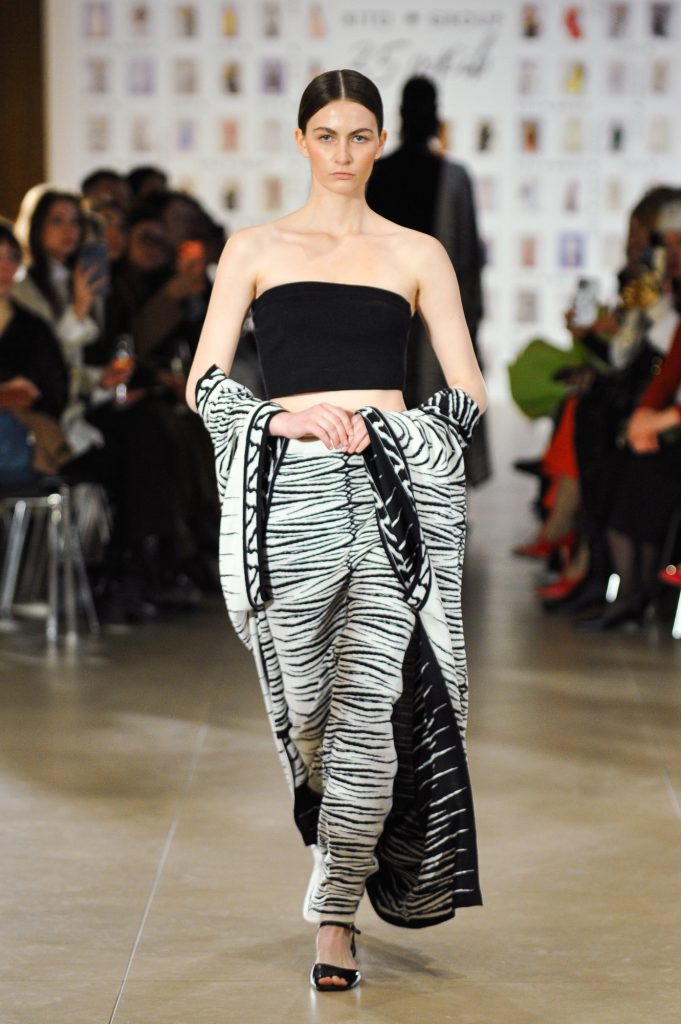 UKR 26-27 RT blk wht.jpg