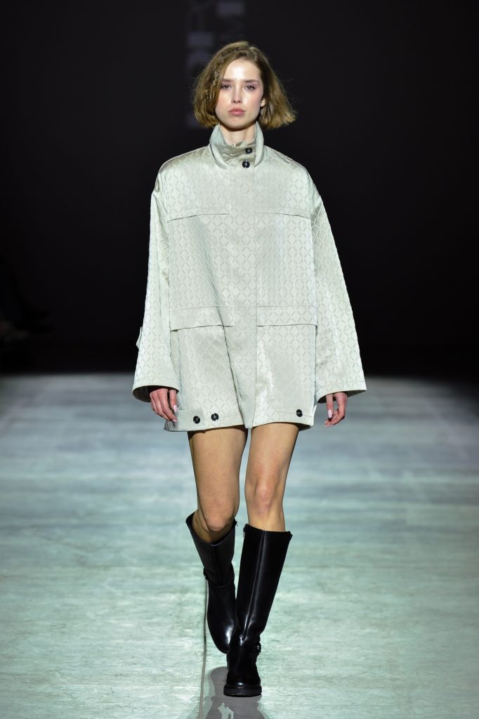 UKR 26-27 VZ short raincoat.jpg