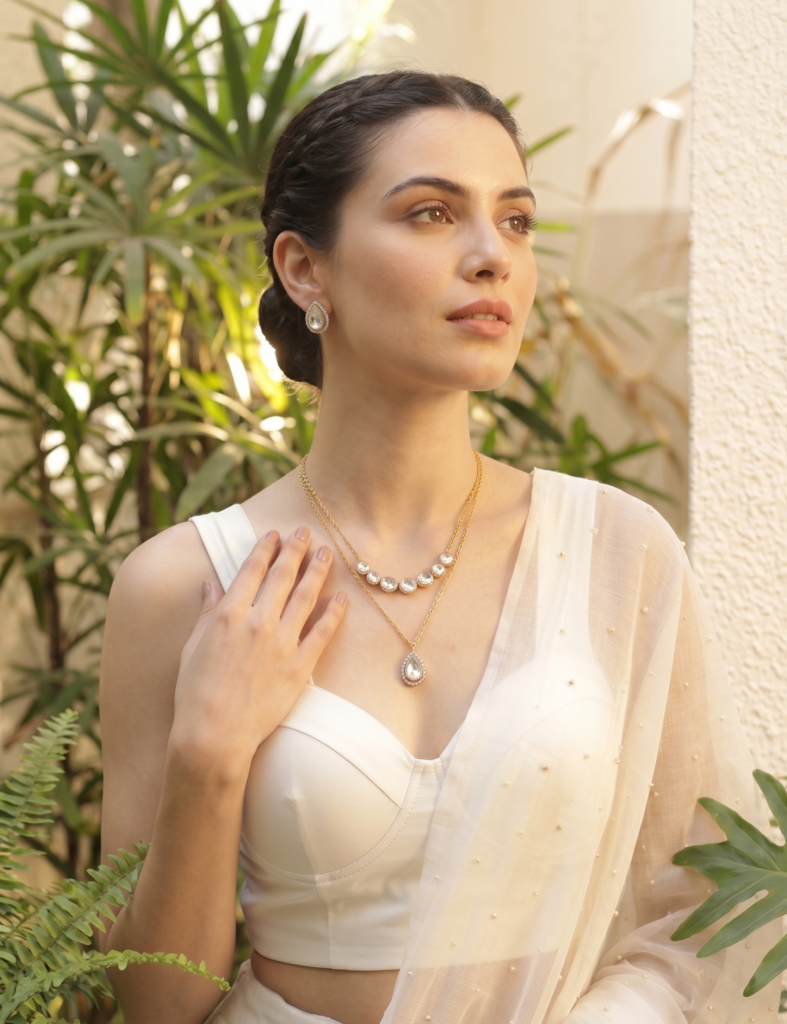 How to Wear Jewelry to Look Classy Women
