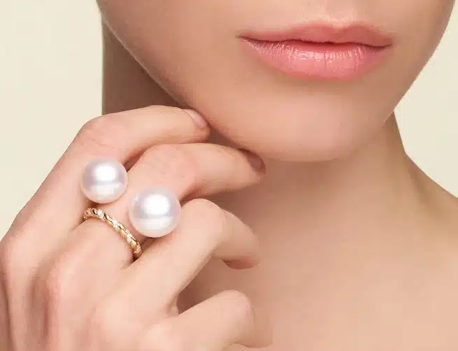 Hot Summer Accessories: Sizzling Global Trends to Spice Up Your Look and Turn the Heat into Cool 32 SA26 PA pearl ring on model.jpg