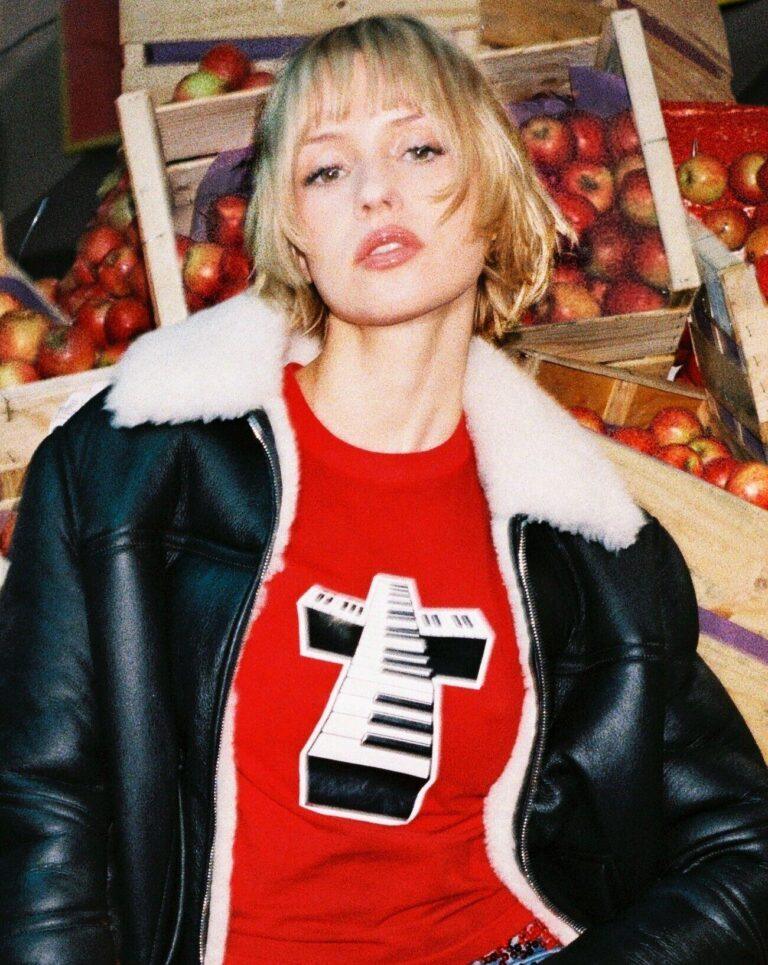 The singer Angèle.