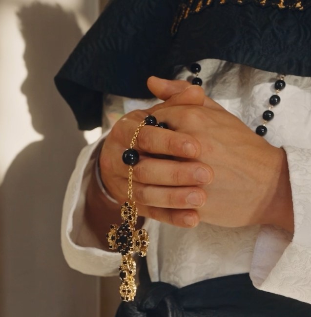 DG7-26 J rosary.jpg