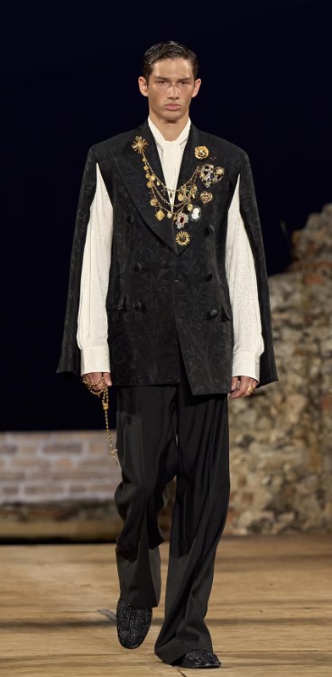 DG7-26 M cape w badges.jpg